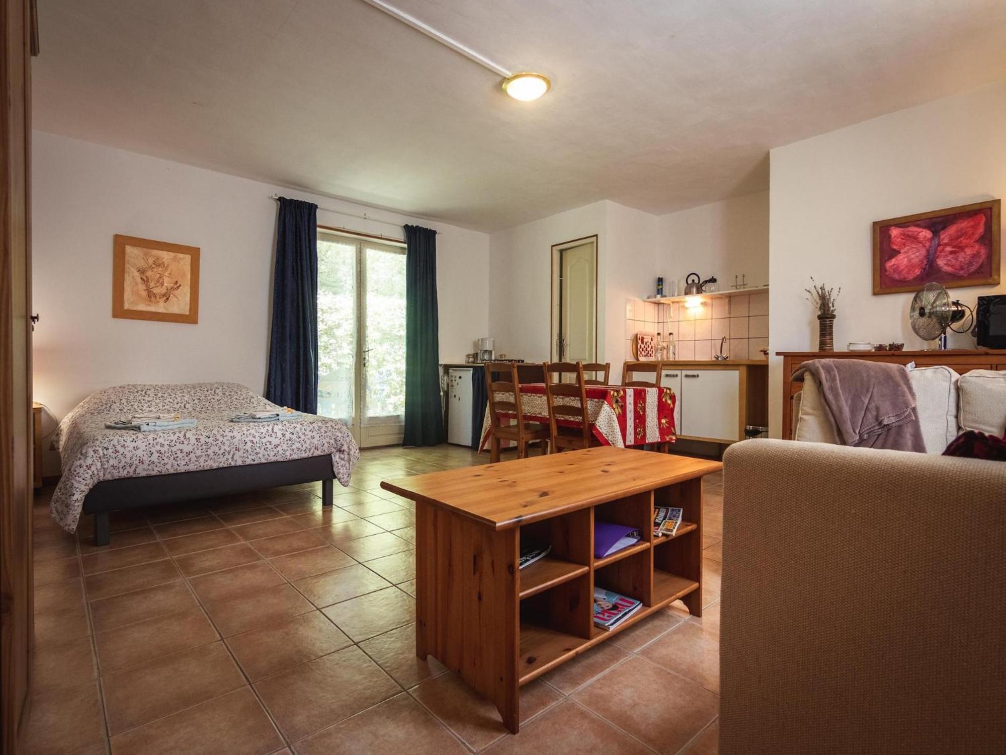 Appealing Apartment In Vezac With Swimming Pool 베이냑 에 카즈낙 외부 사진